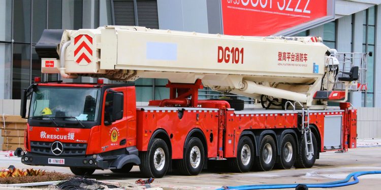 Mercedes-Benz Trucks participa con el vehículo portador del elevador más alto del mundo